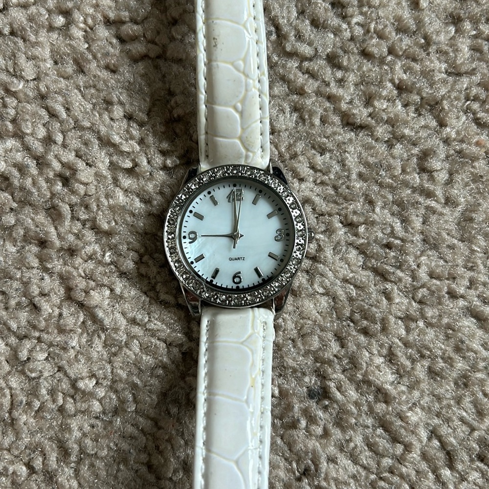 Accutime women’s vintage white/silver crystal‎ leather adjustable bracelet watch